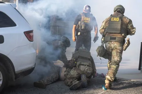 US Law Enforcement Deploy Chemical Irritants and Pepper Balls to Break Up Illinois Immigration Protest